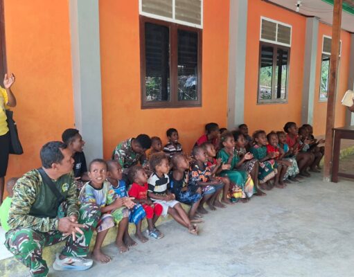 Penuh Keakraban, Sertu Nixon Pimpin Ibadah Bersama Anak-Anak Kampung Yamboi