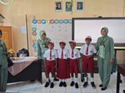 Wujud Kepedulian, Persit KCK Cabang XVII Kodim 1808/Mansel Berikan Bantuan Seragam Sekolah Dukung TMMD Ke-130