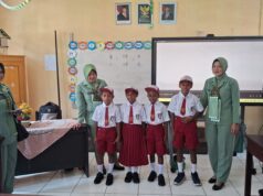 Wujud Kepedulian, Persit KCK Cabang XVII Kodim 1808/Mansel Berikan Bantuan Seragam Sekolah Dukung TMMD Ke-130