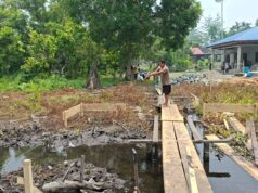 Pembangunan Jembatan Terus Dikebut, Satgas TMMD ke-130 Kodim 1808/Mansel Pasang Begisting Pondasi