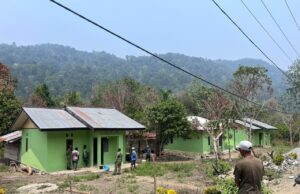 Warna Baru, Semangat Baru : Satgas TMMD ke-130 Percantik Rumah Warga Oransbari