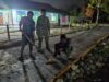 Kejar Target TMMD ke 130, Personel Satgas Bersama Masyarakat Lembur Hingga Malam