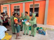 Jumat Berbagi, Satgas TMMD Ke-130 Kodim 1808/Mansel melalui Persit KCK Cabang XVII Bagikan Beras Kepada Masyarakat