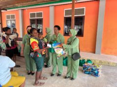 Jumat Berbagi, Satgas TMMD Ke-130 Kodim 1808/Mansel melalui Persit KCK Cabang XVII Bagikan Beras Kepada Masyarakat