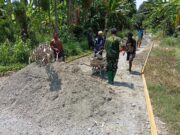 Cuaca Panas Tak Surutkan Semangat, Satgas TMMD Ke-130 Bersama Warga Percepat Penyelesaian Akses Jalan Masyarakat