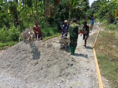 Cuaca Panas Tak Surutkan Semangat, Satgas TMMD Ke-130 Bersama Warga Percepat Penyelesaian Akses Jalan Masyarakat