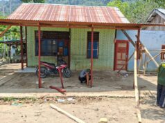 Satgas TMMD ke-130, Kebut Pemasangan Atap Rumah di Yamboi Gunung