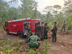 Satgas TMMD ke-130 Bersama Masyarakat Padamkan Kebakaran Lahan di Kampung Mawi