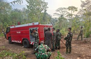 Satgas TMMD ke-130 Bersama Masyarakat Padamkan Kebakaran Lahan di Kampung Mawi
