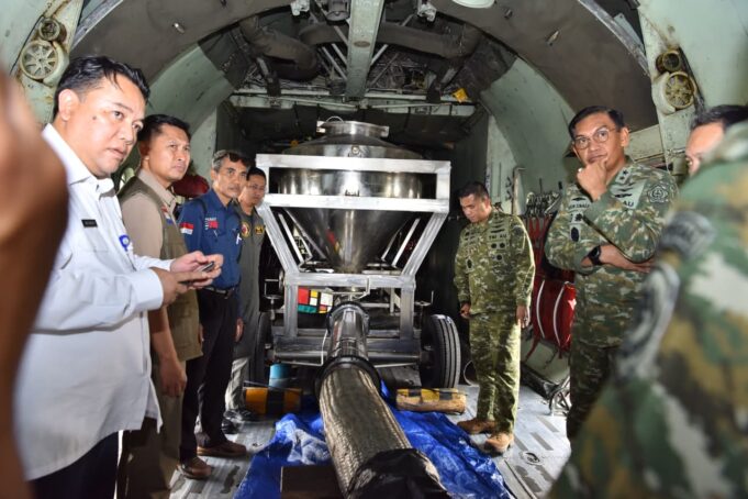 Dukung OMC Karhutla, TNI Terbangkan Total 9,5 Ton Bahan Semai dari Posko Halim