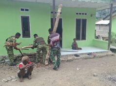 Sentuhan Kepedulian Satgas TMMD Ke-130, Prajurit Bantu Lansia Seabad Angkut Kayu Bakar