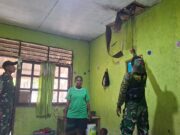Tak Hanya Atap, Satgas TMMD Ke-130 Benahi Plafon Rumah Warga Yamboi