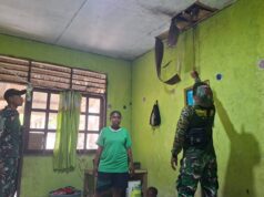 Tak Hanya Atap, Satgas TMMD Ke-130 Benahi Plafon Rumah Warga Yamboi