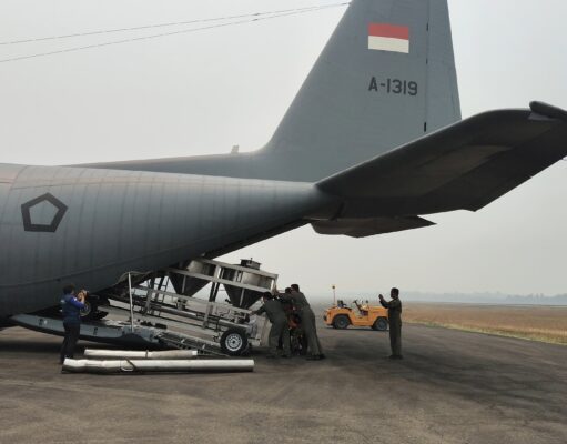 Satgas Udara OMC Tabur 10 Ton Bahan Semai di Langit Palembang
