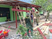 Rumah Warga Yamboi Makin Rapi dan Asri, Satgas TMMD Ke-130 Pasang Lisplang Baru