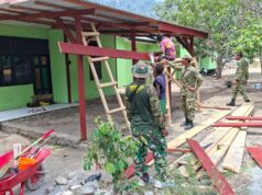 Rumah Warga Yamboi Makin Rapi dan Asri, Satgas TMMD Ke-130 Pasang Lisplang Baru