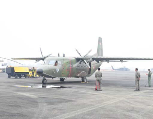 TNI Tebar 10,8 Ton Bahan Modifikasi Cuaca di Kalimantan