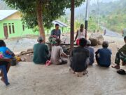 Canda Tawa Satgas TMMD Ke-130 Dan Warga Yamboi Pererat Rasa Kekeluargaan