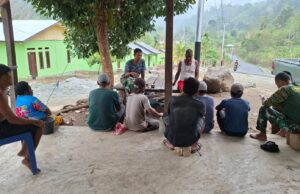 Canda Tawa Satgas TMMD Ke-130 Dan Warga Yamboi Pererat Rasa Kekeluargaan