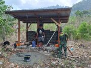 Tak Kenal Lelah, Satgas TMMD Kebut Pembangunan MCK Keempat di Kampung Yamboi