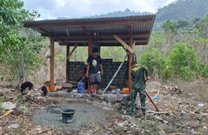 Tak Kenal Lelah, Satgas TMMD Kebut Pembangunan MCK Keempat di Kampung Yamboi