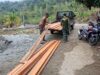 Gotong Royong Ringankan Pekerjaan, Medan Berat Bukan Penghalang Satgas TMMD 130 Dorong Material