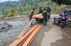 Gotong Royong Ringankan Pekerjaan, Medan Berat Bukan Penghalang Satgas TMMD 130 Dorong Material