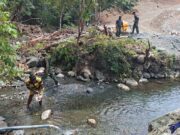 Peduli Keasrian Alam, Satgas TMMD Ke-130 dan Warga Gotong Royong Bersihkan Sungai Yamboi