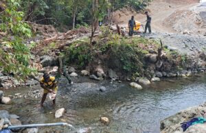 Peduli Keasrian Alam, Satgas TMMD Ke-130 dan Warga Gotong Royong Bersihkan Sungai Yamboi